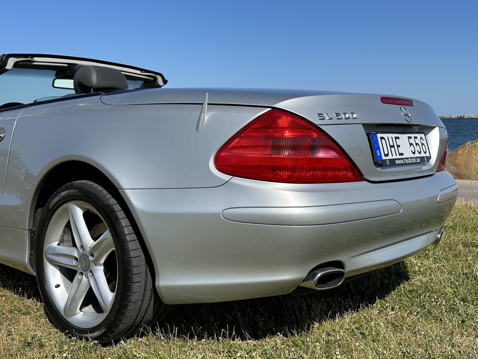 Exterior image of 2002 Mercedes SL 500 (40)
