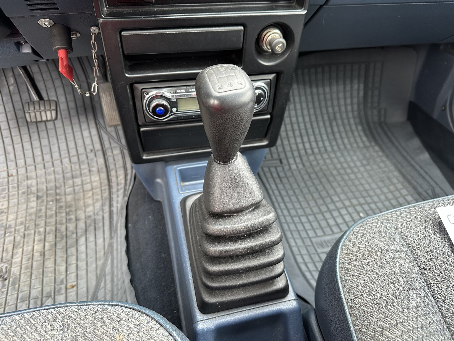 Interior image of 1988 Nissan Sunny (13)