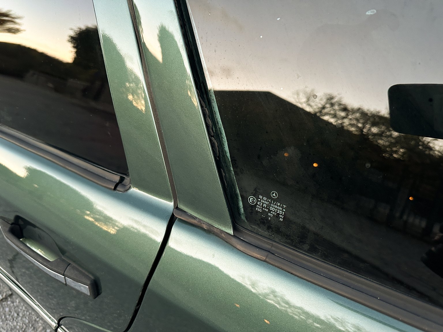 Exterior image of 1996 MERCEDES-BENZ E 320 T