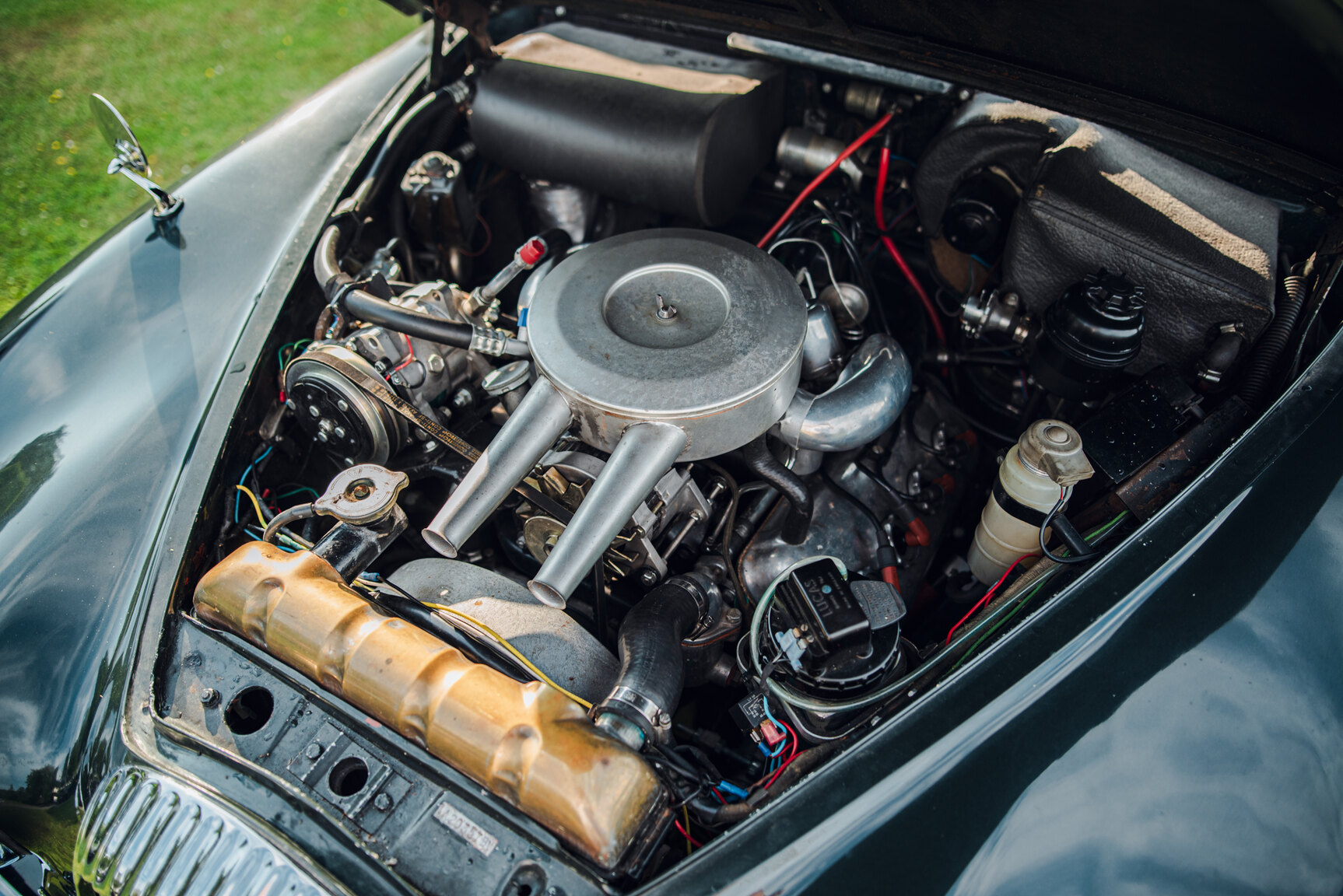 Image of 1965 Daimler 250 V8 mechanics