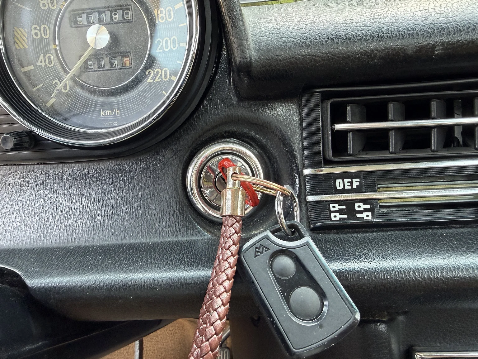 Interior image of 1974 Mercedes-Benz 230 Automatic (11)