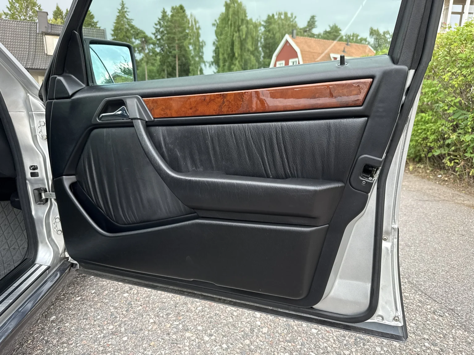 Interior image of 1994 Mercedes-Benz E 320 T (66)