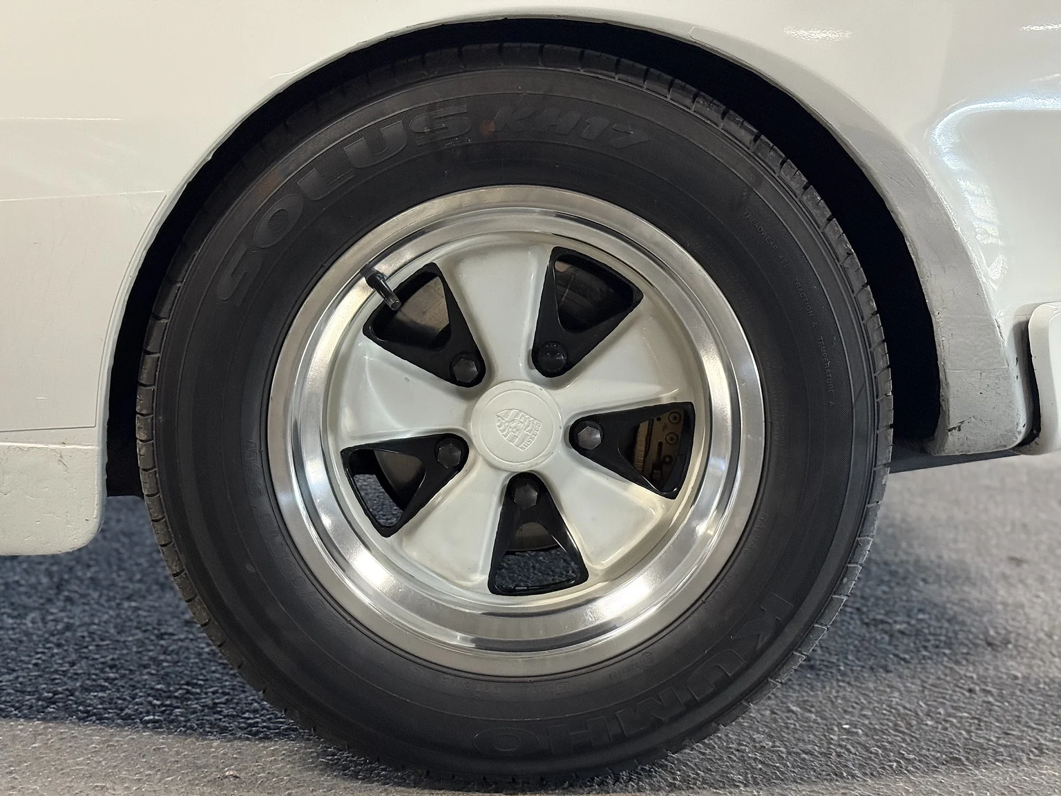 Exteriörbild på 1984 PORSCHE 944 Targa (44)