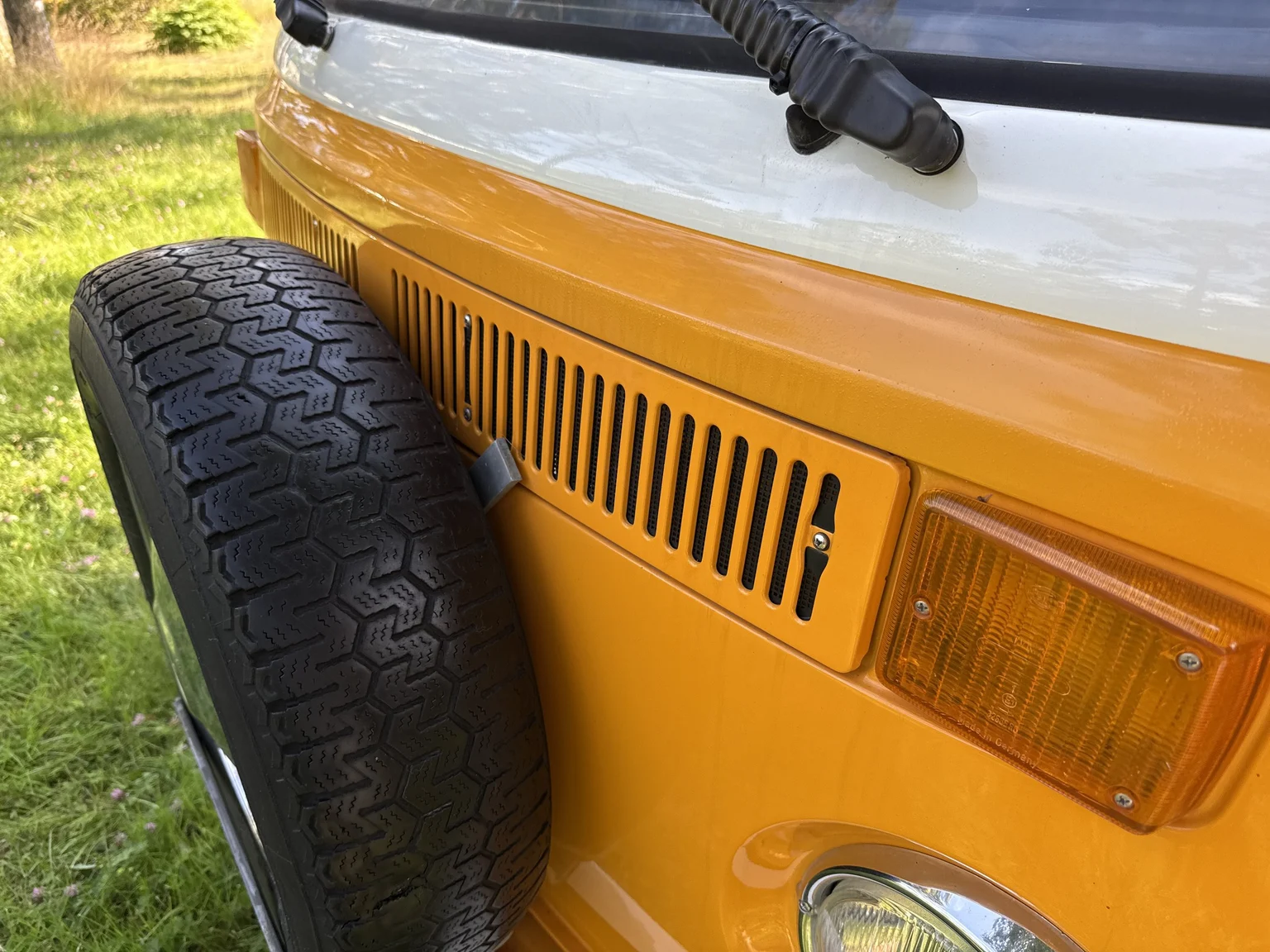 Exteriörbild på 1975 Volkswagen Transporter Campervan (24)