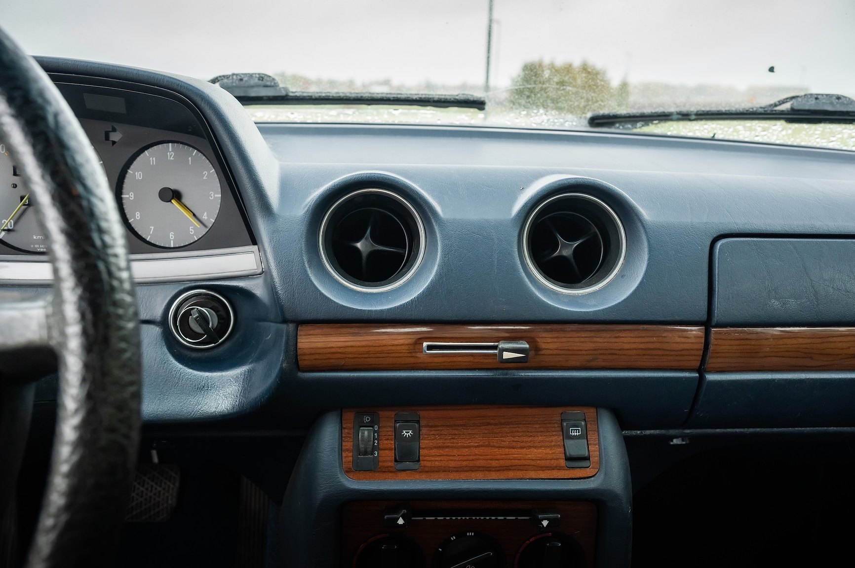 Innenraumfoto von 1985 Mercedes-Benz 200 Automatic
