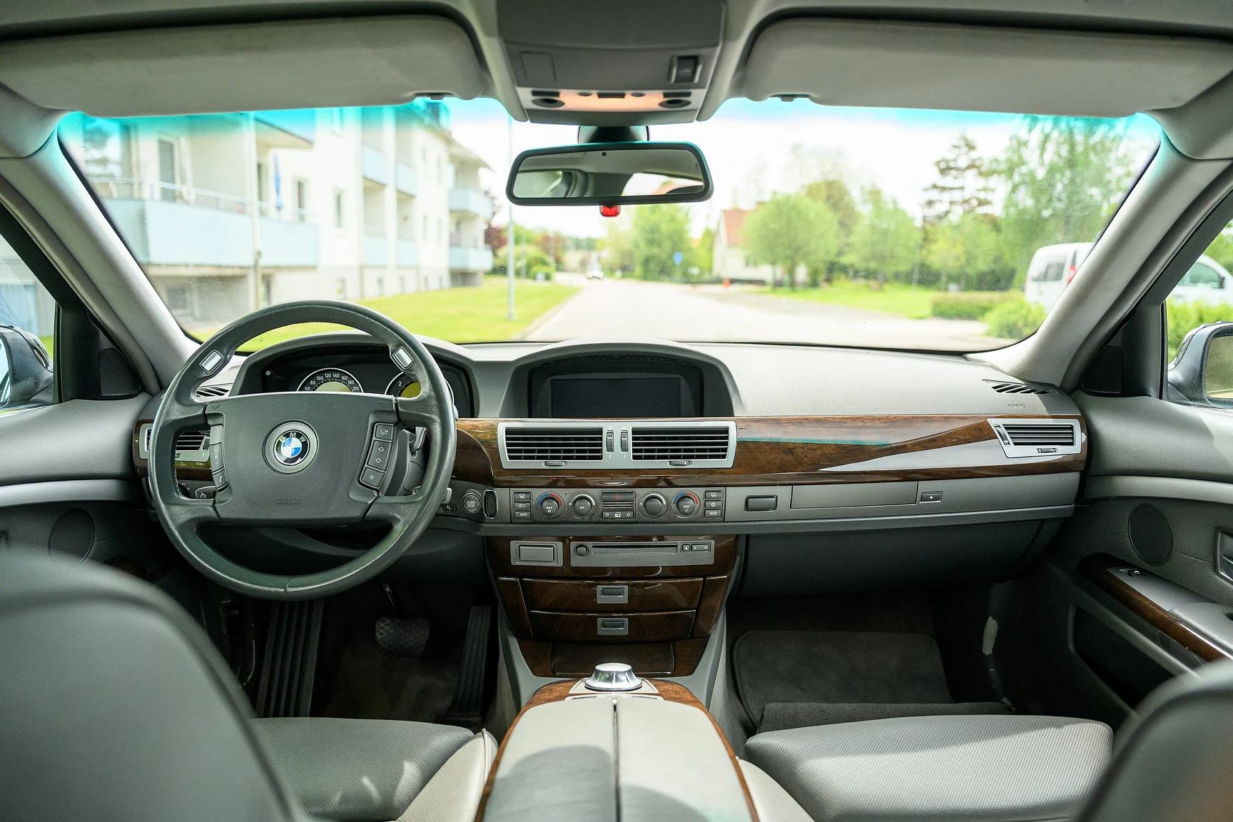 Interior image of 2001 BMW 745i (5)