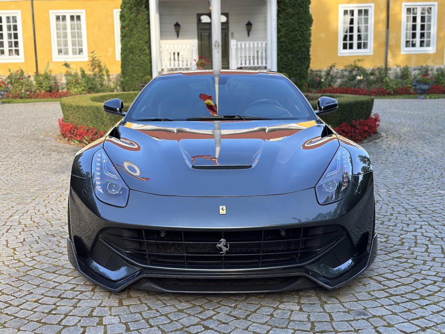 Exteriörbild på 2013 Ferrari F12 Berlinetta