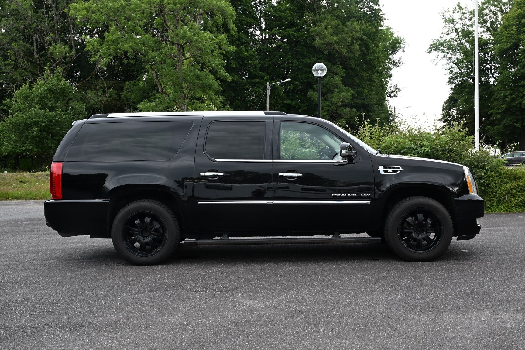 Exterior image of 2010 Cadillac Escalade ESV 6.2 Flexfuel