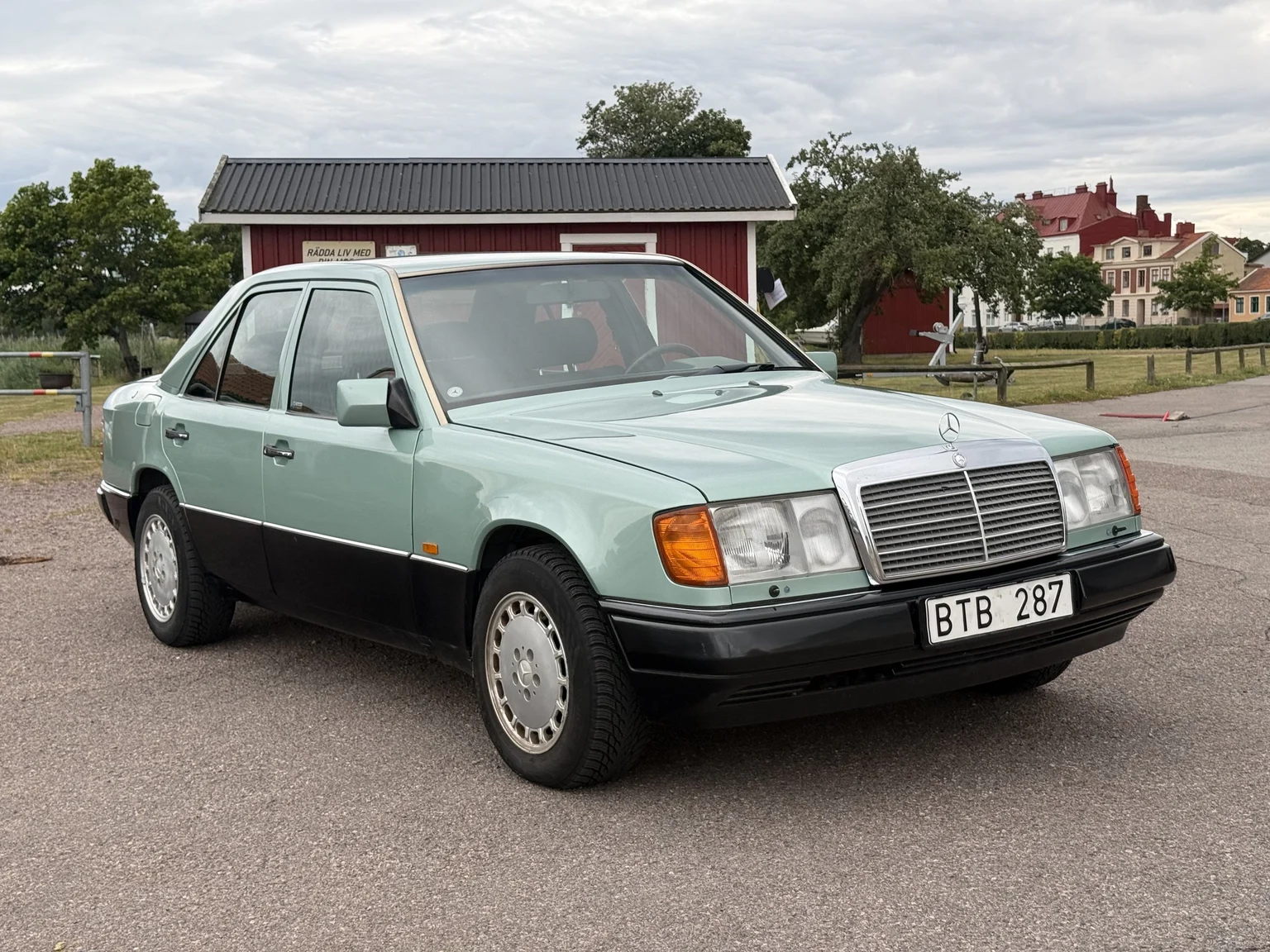 Exterior image of 1991 Mercedes-Benz 300 E 4MATIC (6)