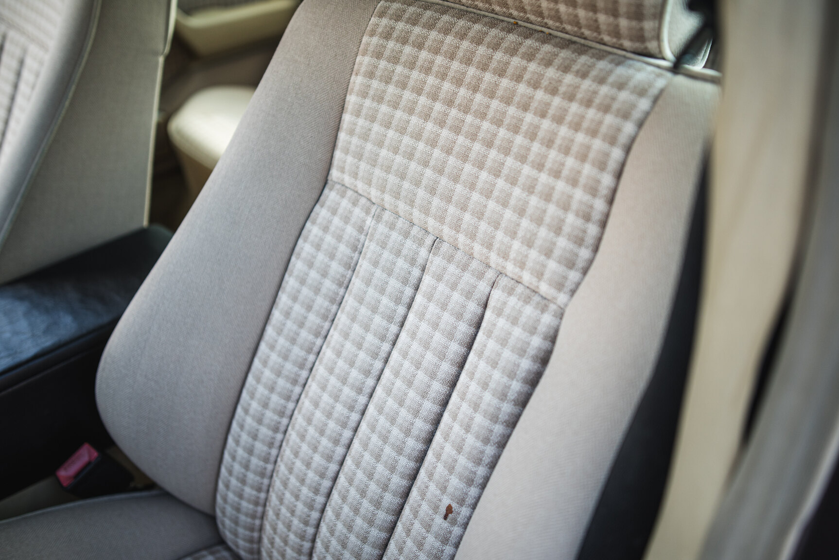 Interior image of 1993 Mercedes-Benz E 220