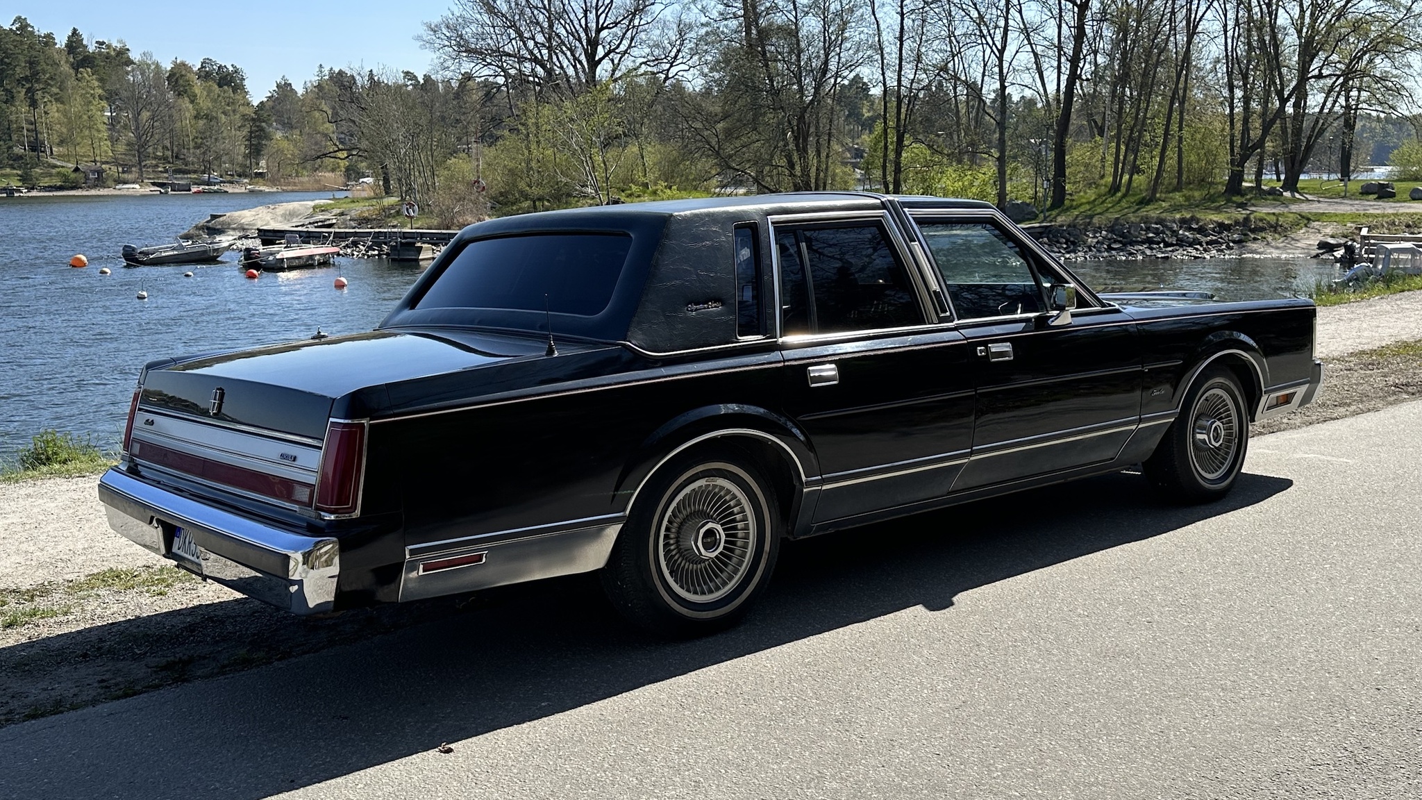 Exterior image of 1988 Lincoln Town Car