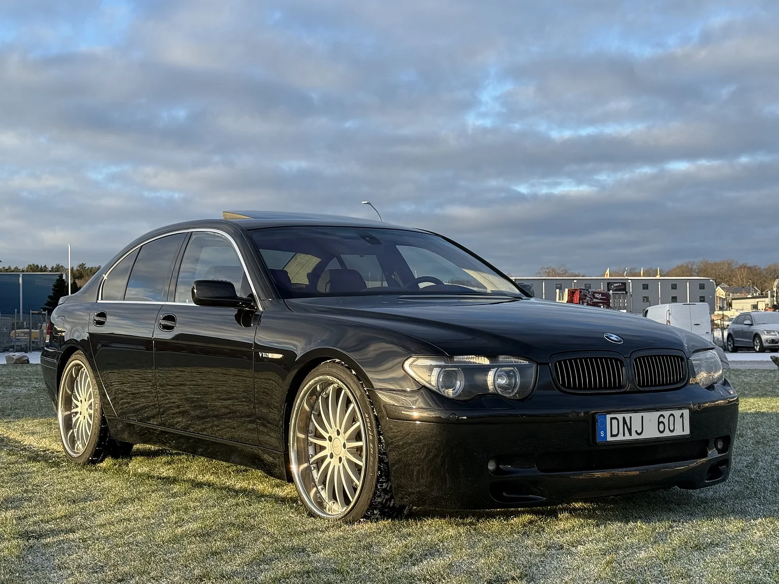 Exterior image of 2003 BMW 760i (2)