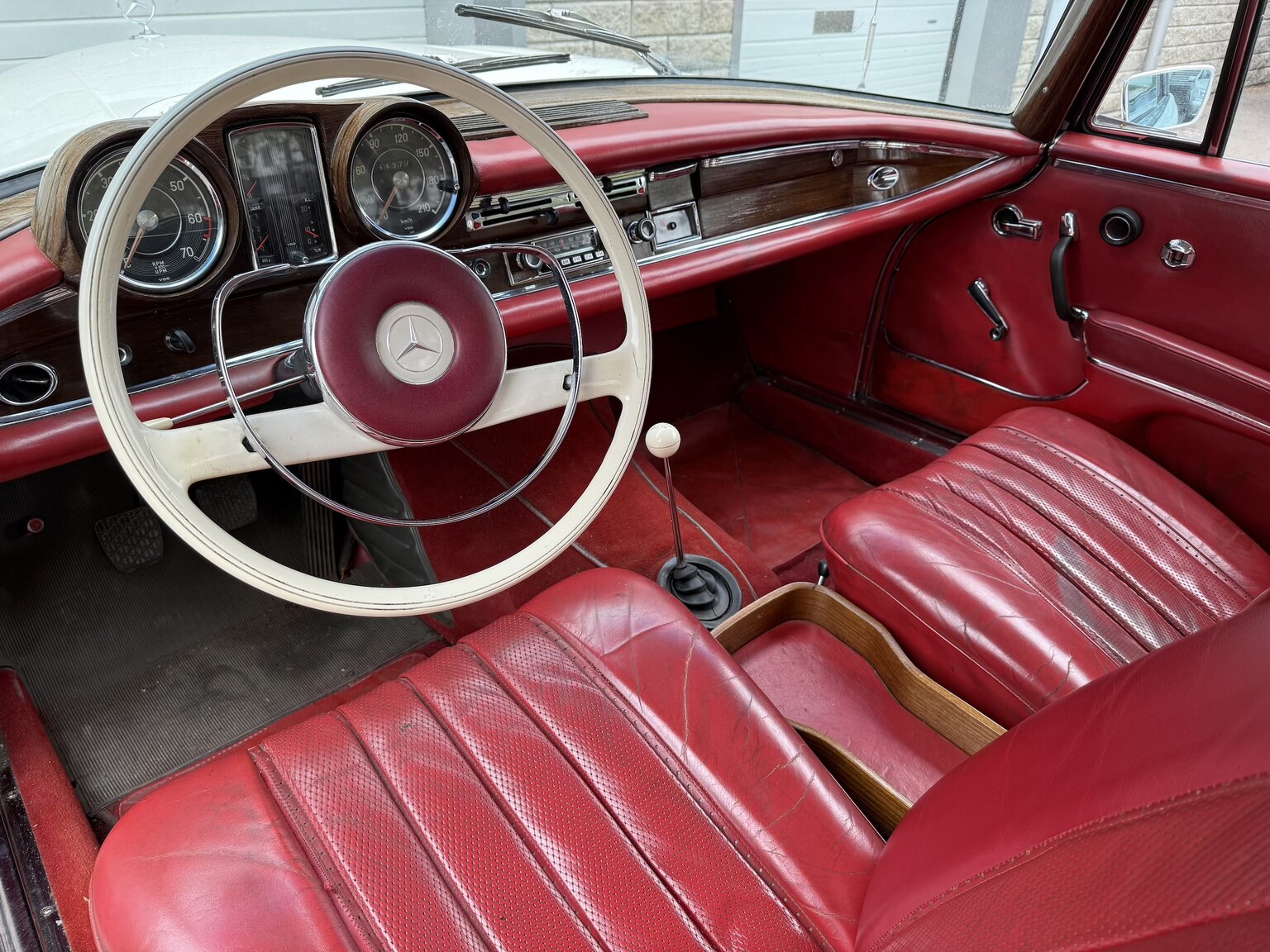 Innenraumfoto von 1963 Mercedes-Benz 220 SE