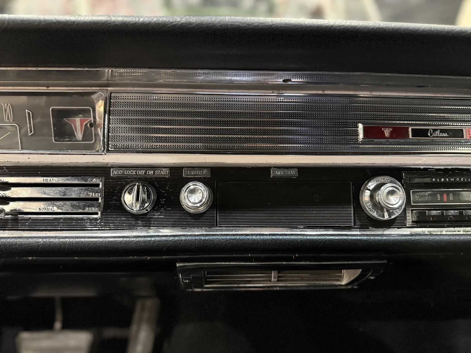 Interior image of 1964 Oldsmobile Cutlass Convertible (17)