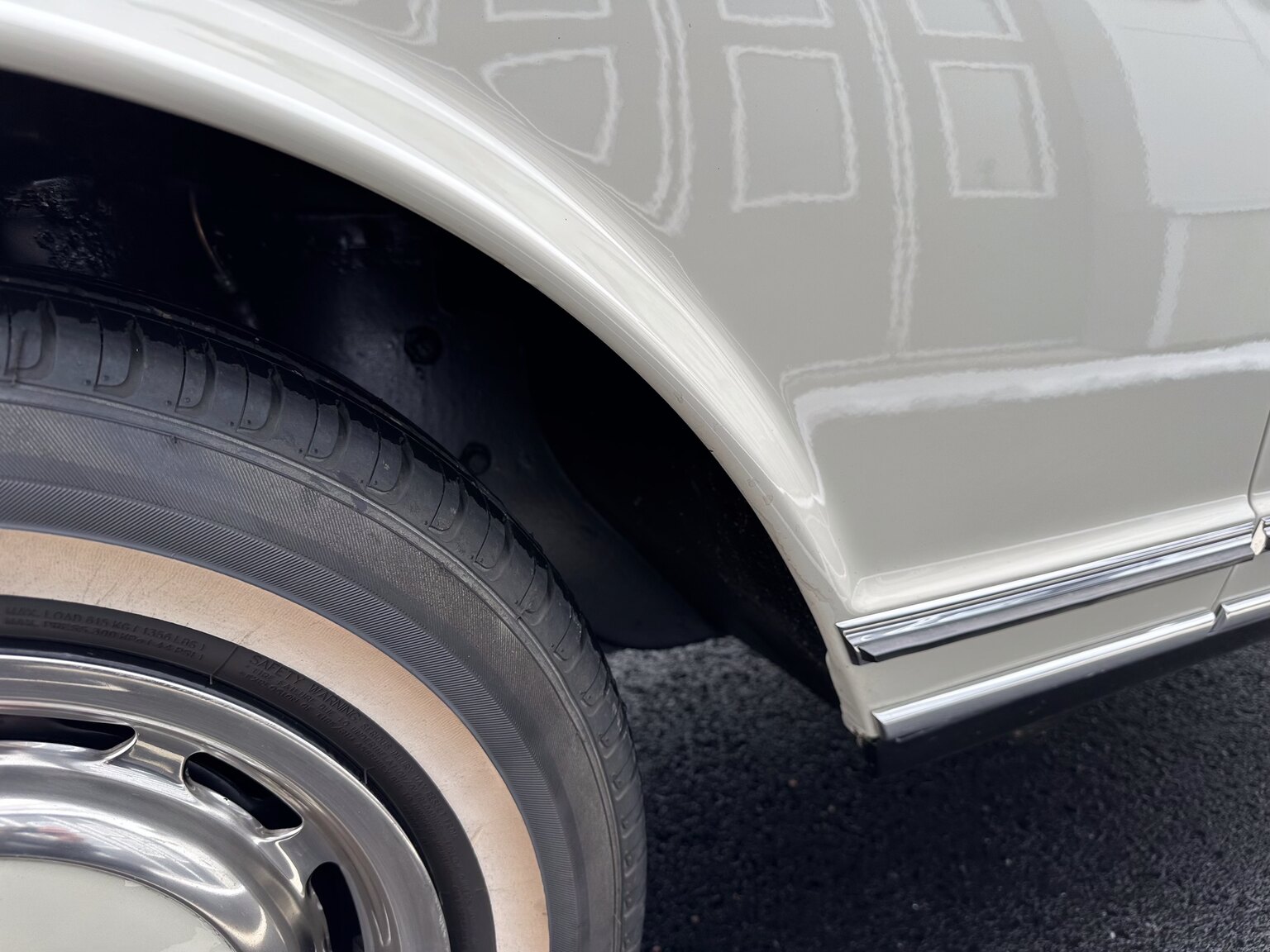 Exterior image of 1968 Mercedes Benz SL 280 Pagoda