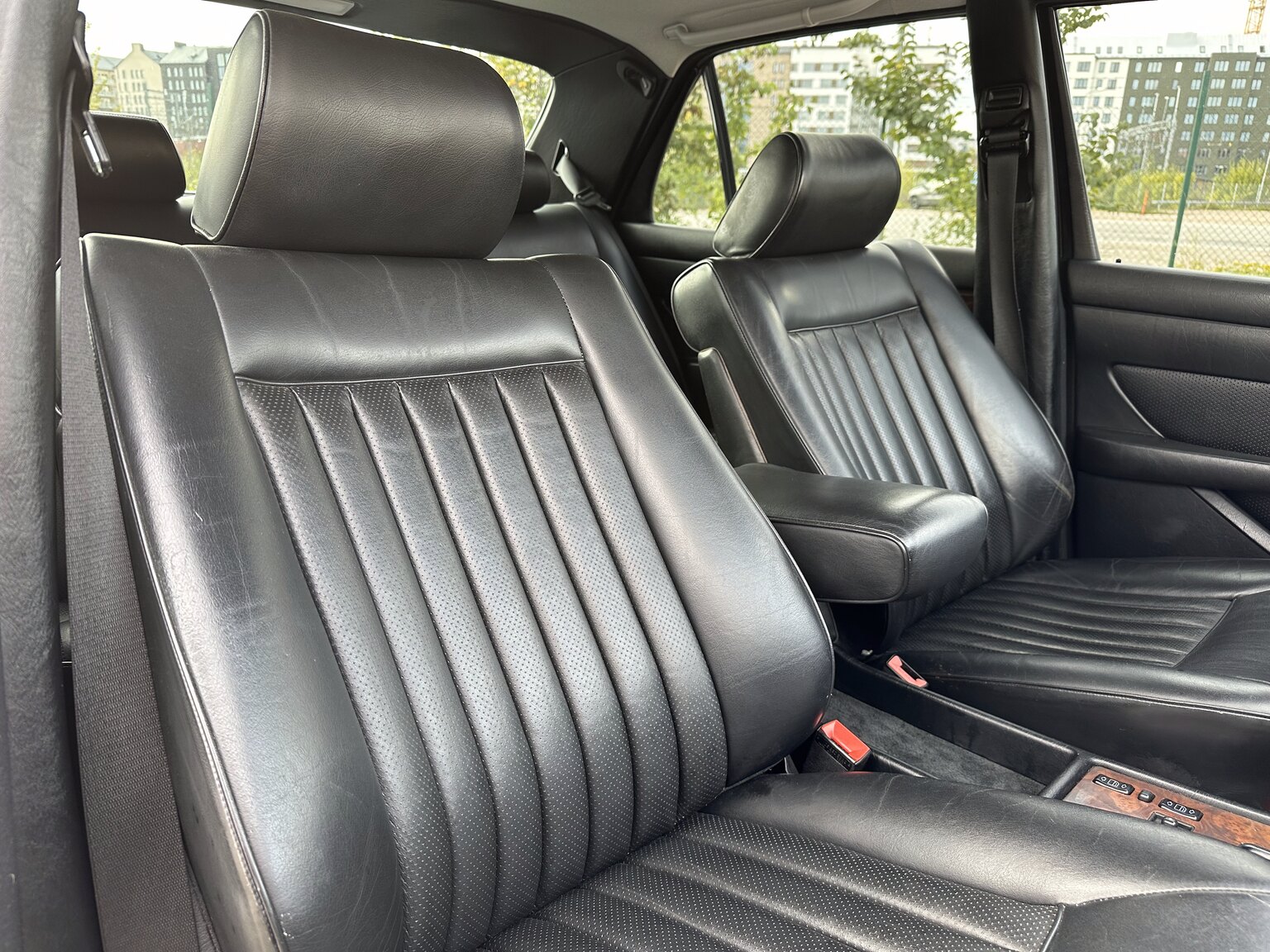 Interiörbild 1987 Mercedes 300 SE