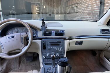 Interior image of 1999 Volvo S80