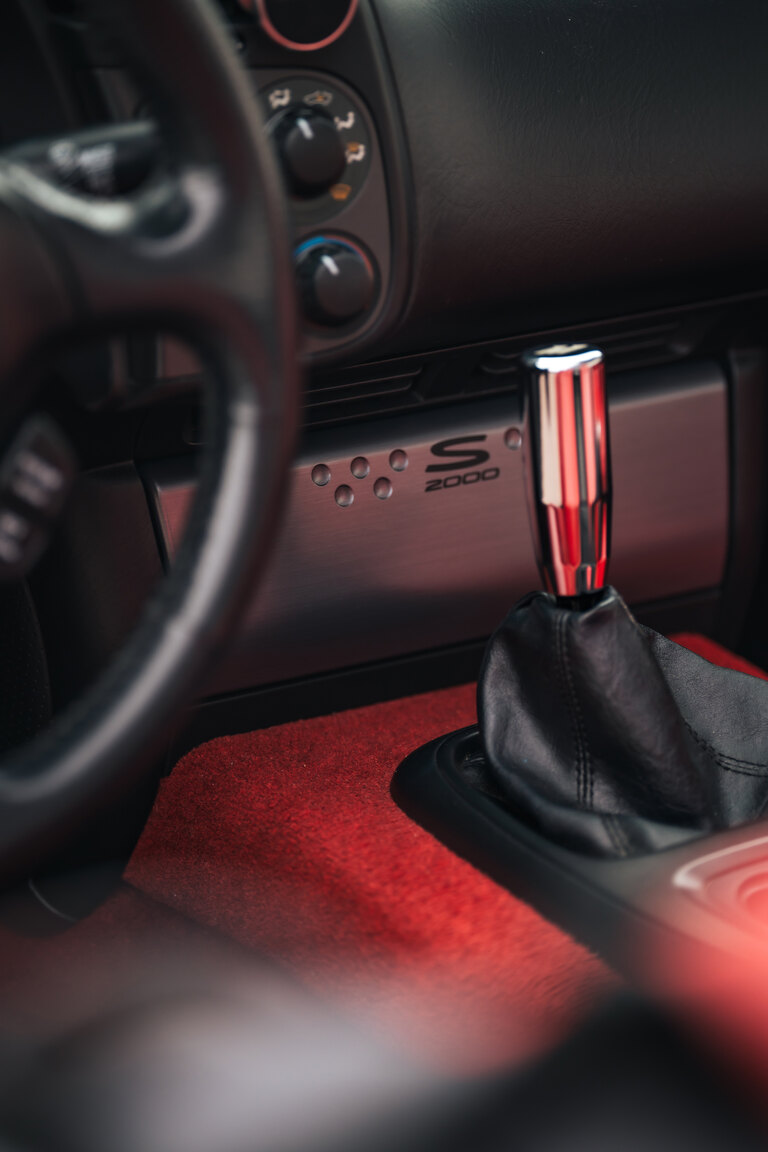 Interior image of 2000 Honda S2000 AP1