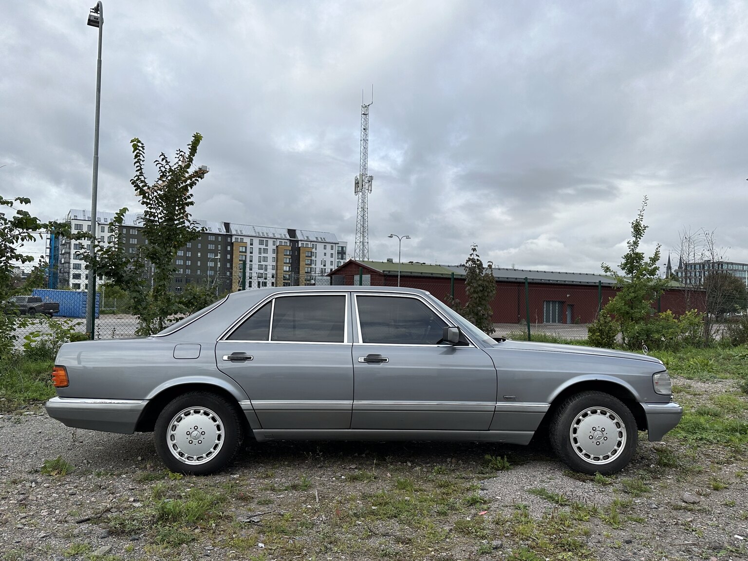 Exteriörbild på 1987 Mercedes 300 SE