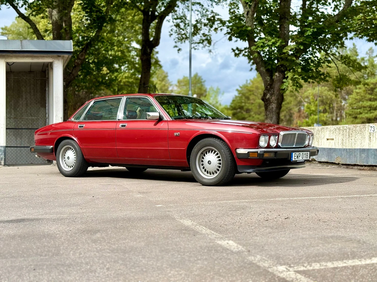 Exteriörbild på 1988 Daimler Six (1)