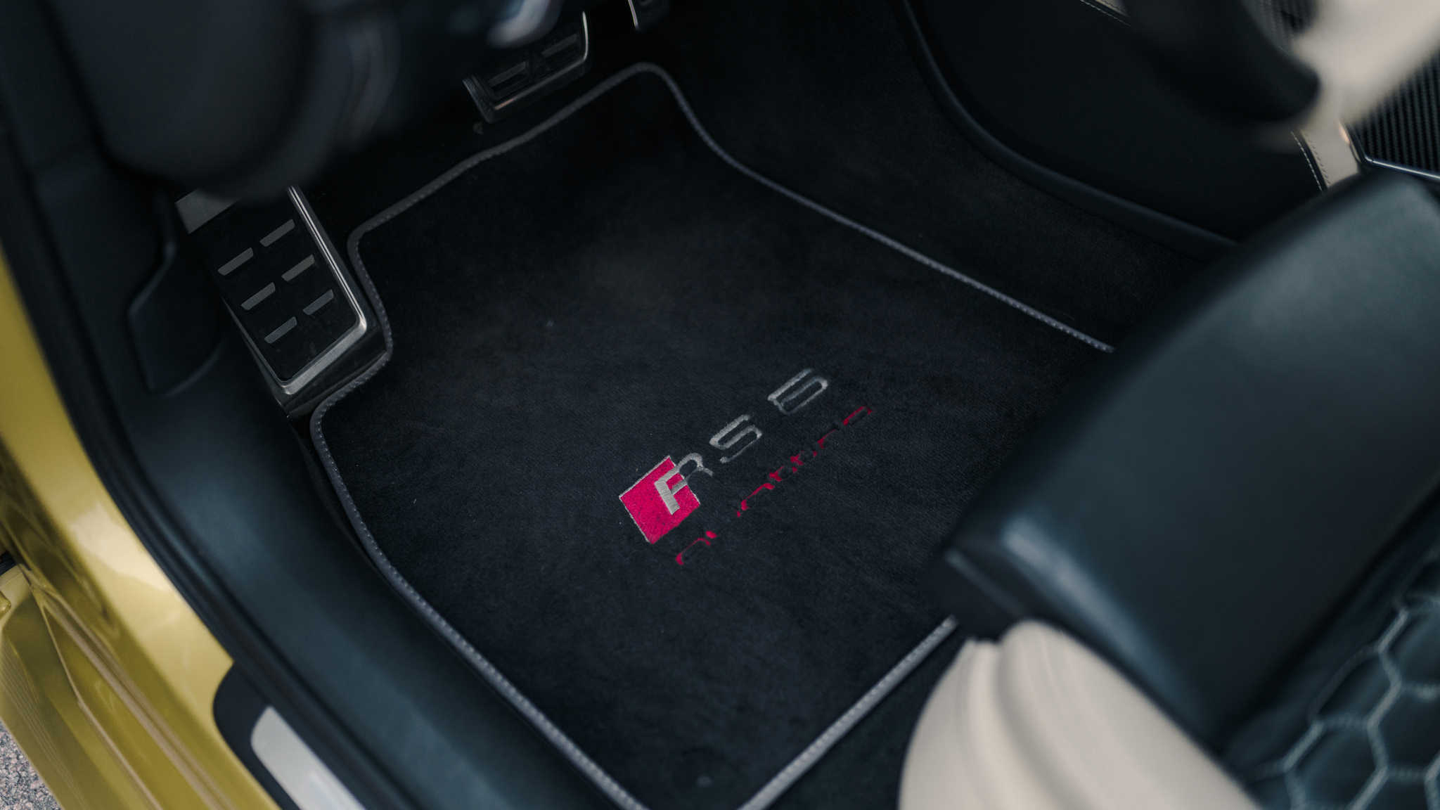 Innenraumfoto von 2016 Audi RS6 Avant Exclusive (16)