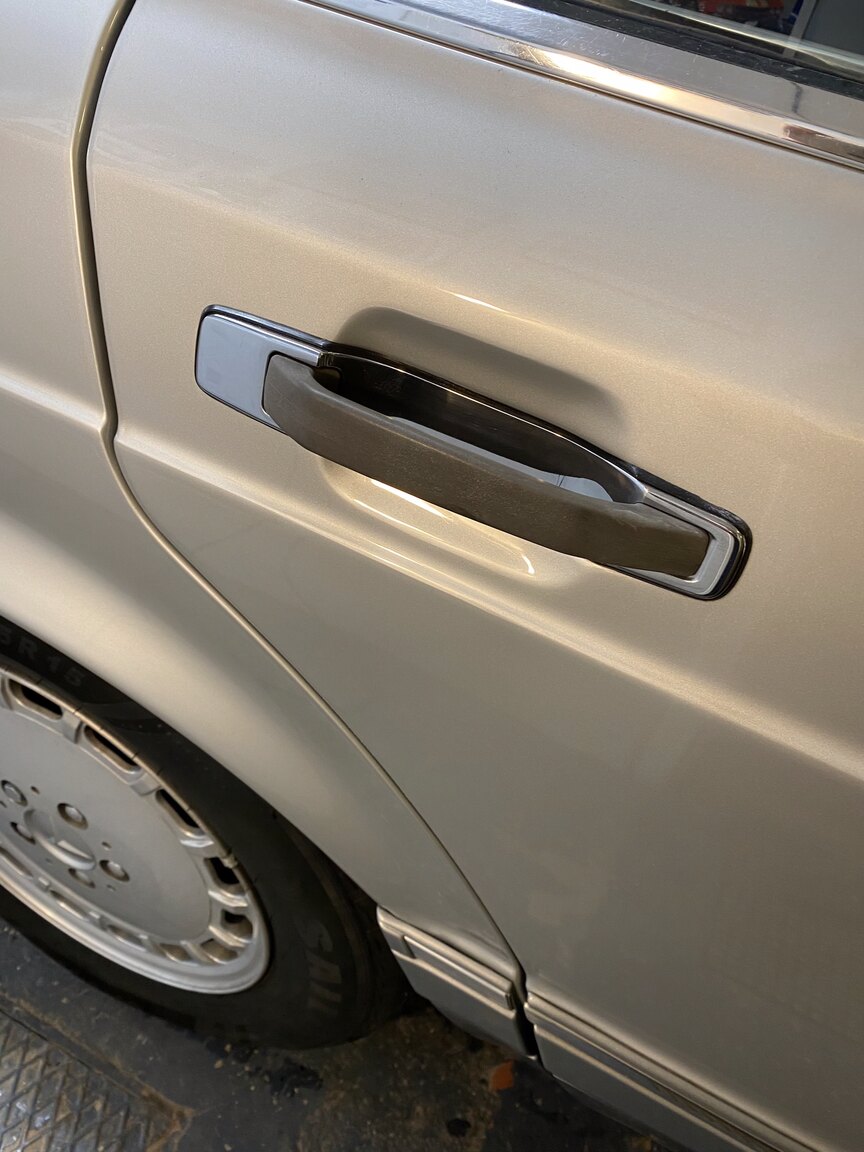 Exteriörbild på 1988 Mercedes-Benz 300 SE