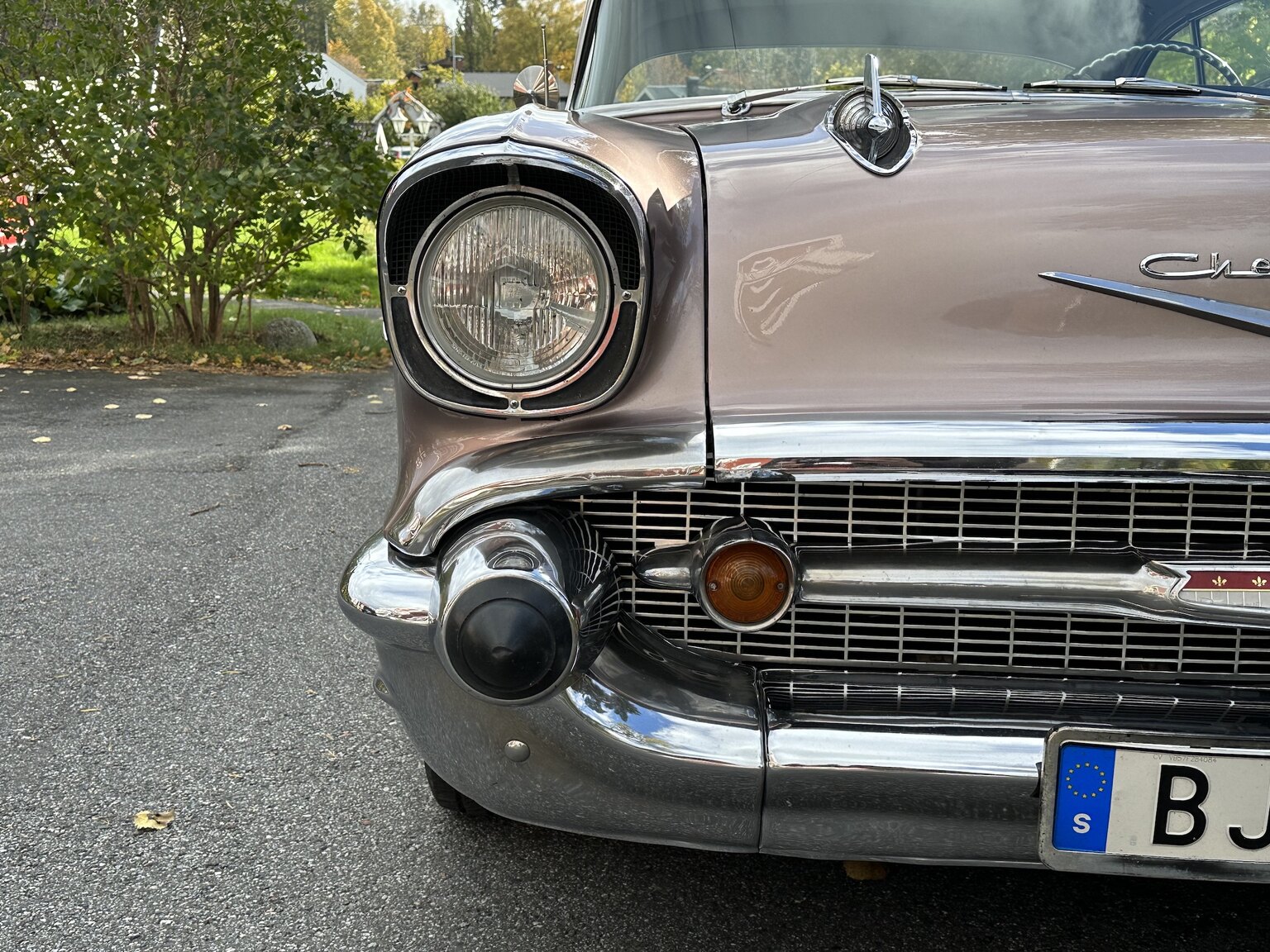 Exteriörbild på 1957 Chevrolet Two-Ten Restomod (18)
