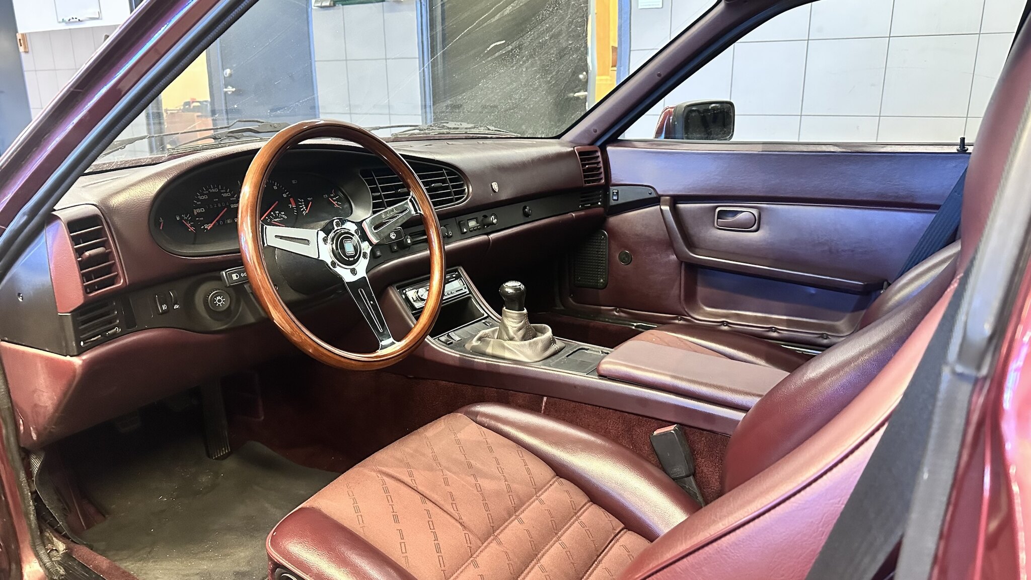 Interior image of 1986 Porsche 944