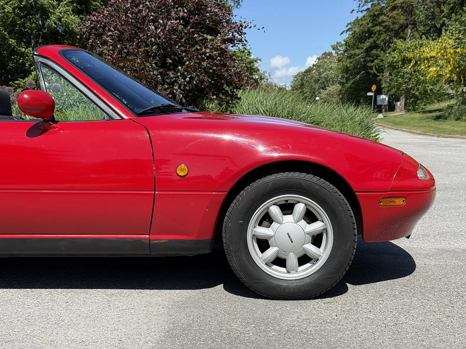 Exterior image of 1991 Mazda MX-5 Miata (35)