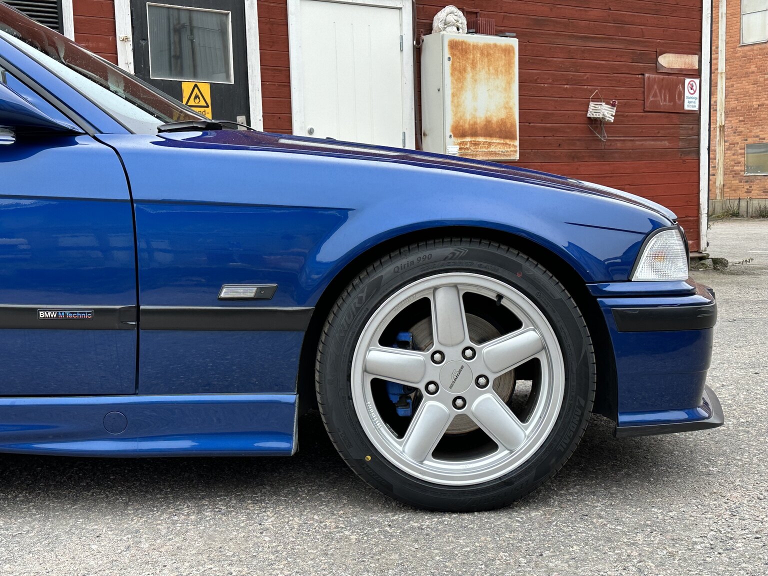 Exteriörbild på 1996 BMW 328i Coupé E36 M-Sport (14)
