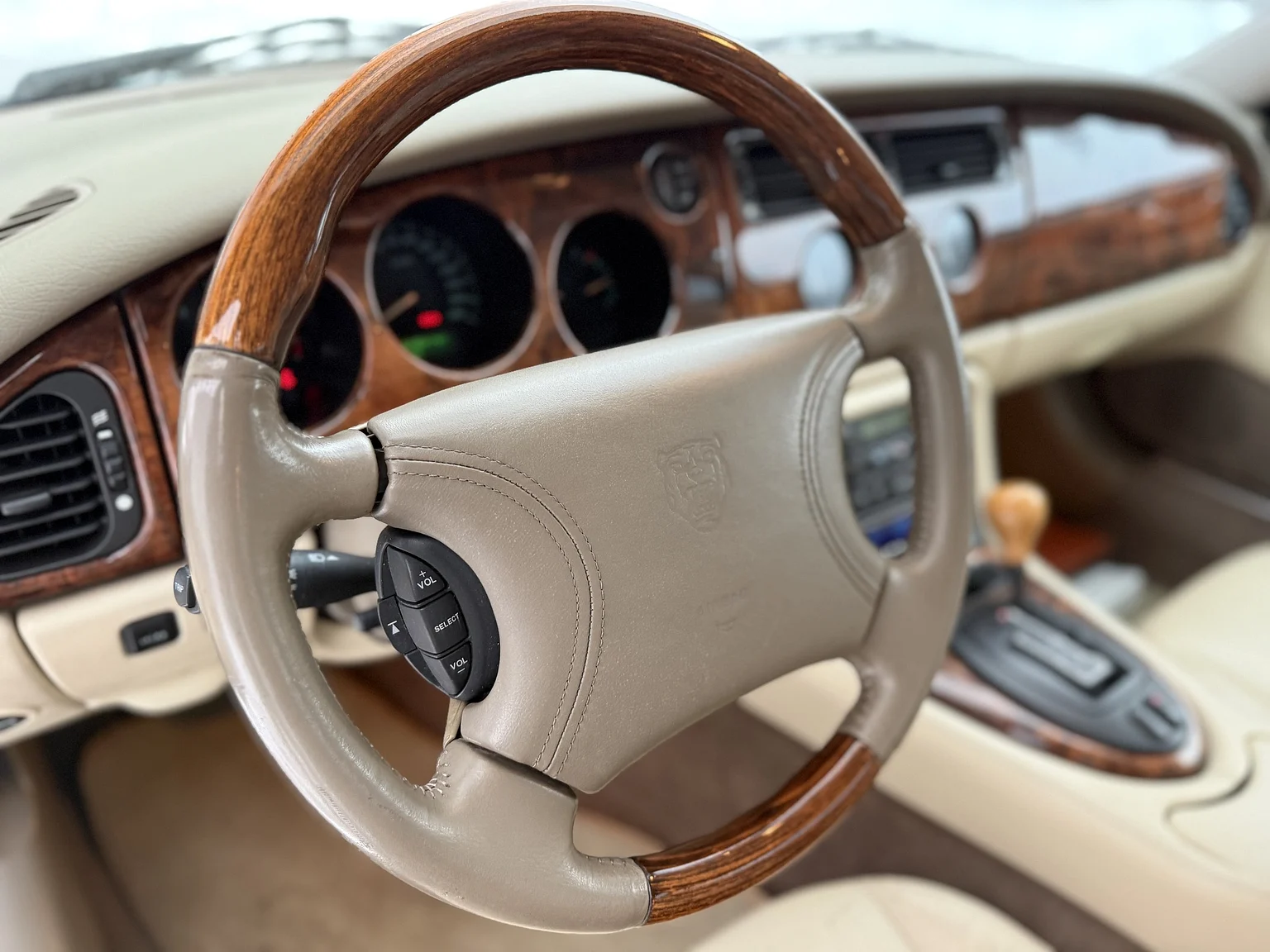 Innenraumfoto von 1997 Jaguar XK8 (11)