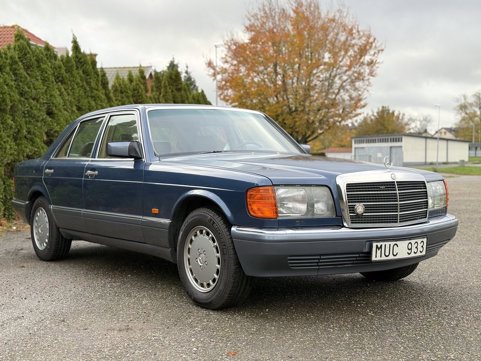 Exterior image of 1987 Mercedes-Benz 300 SE