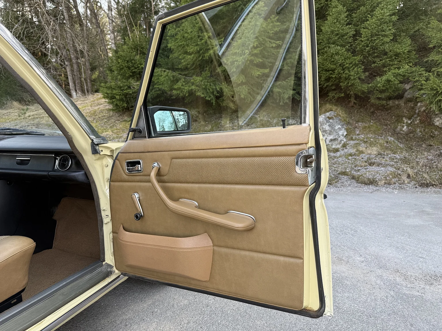 Interior image of 1974 Mercedes-Benz 230 Automatic (78)