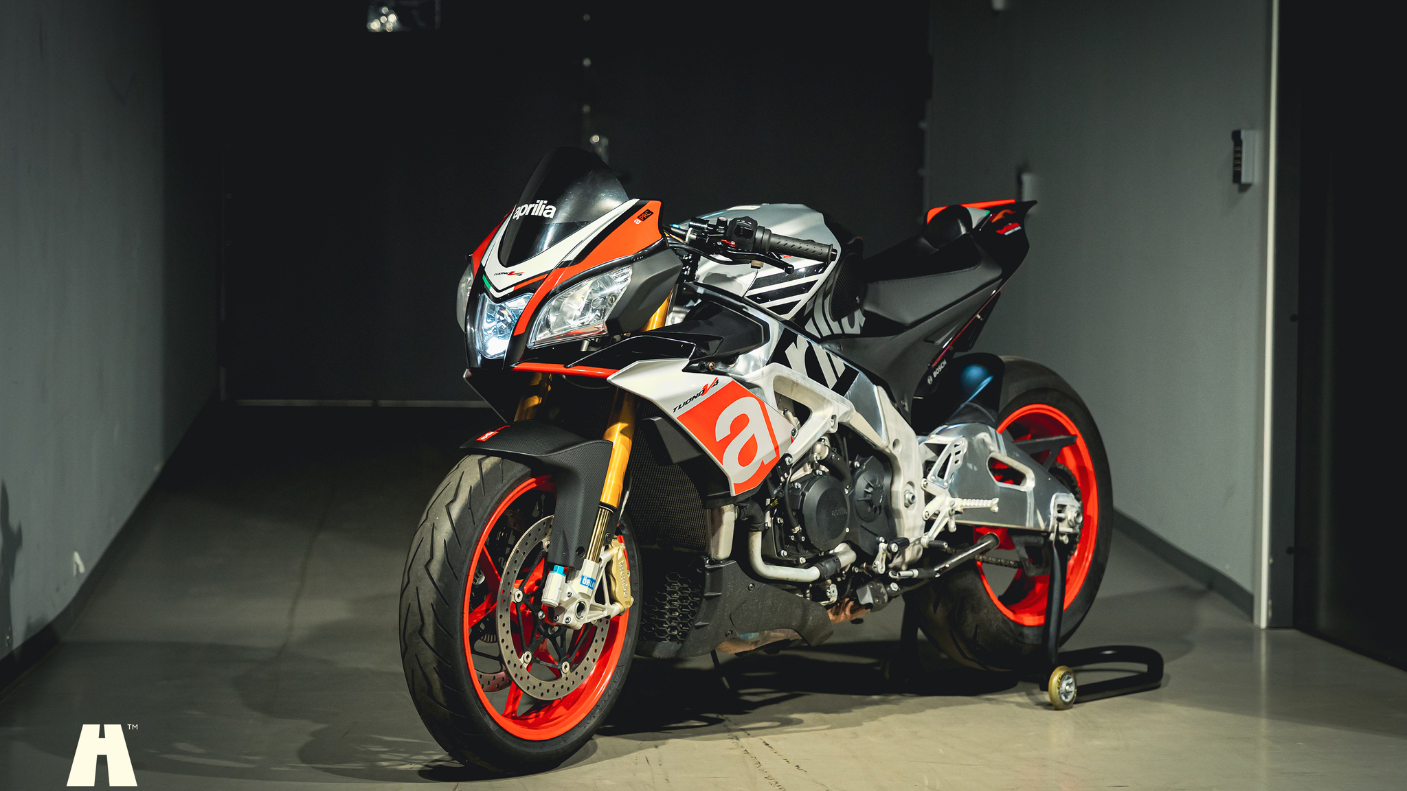 Exterior image of 2016 Aprilia Tuono V4 Factory