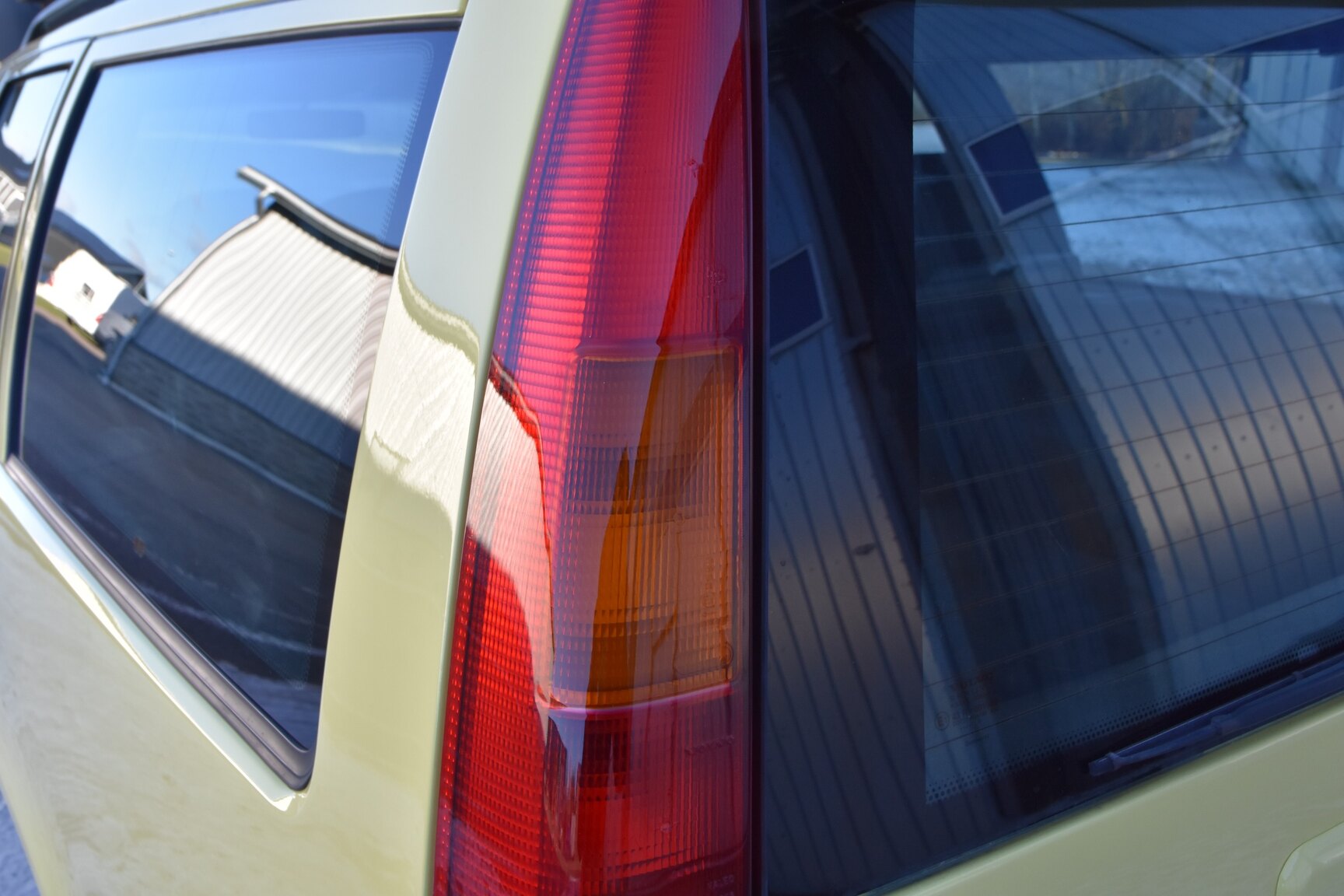 Exterior image of 1995 Volvo 850 T-5R Kombi