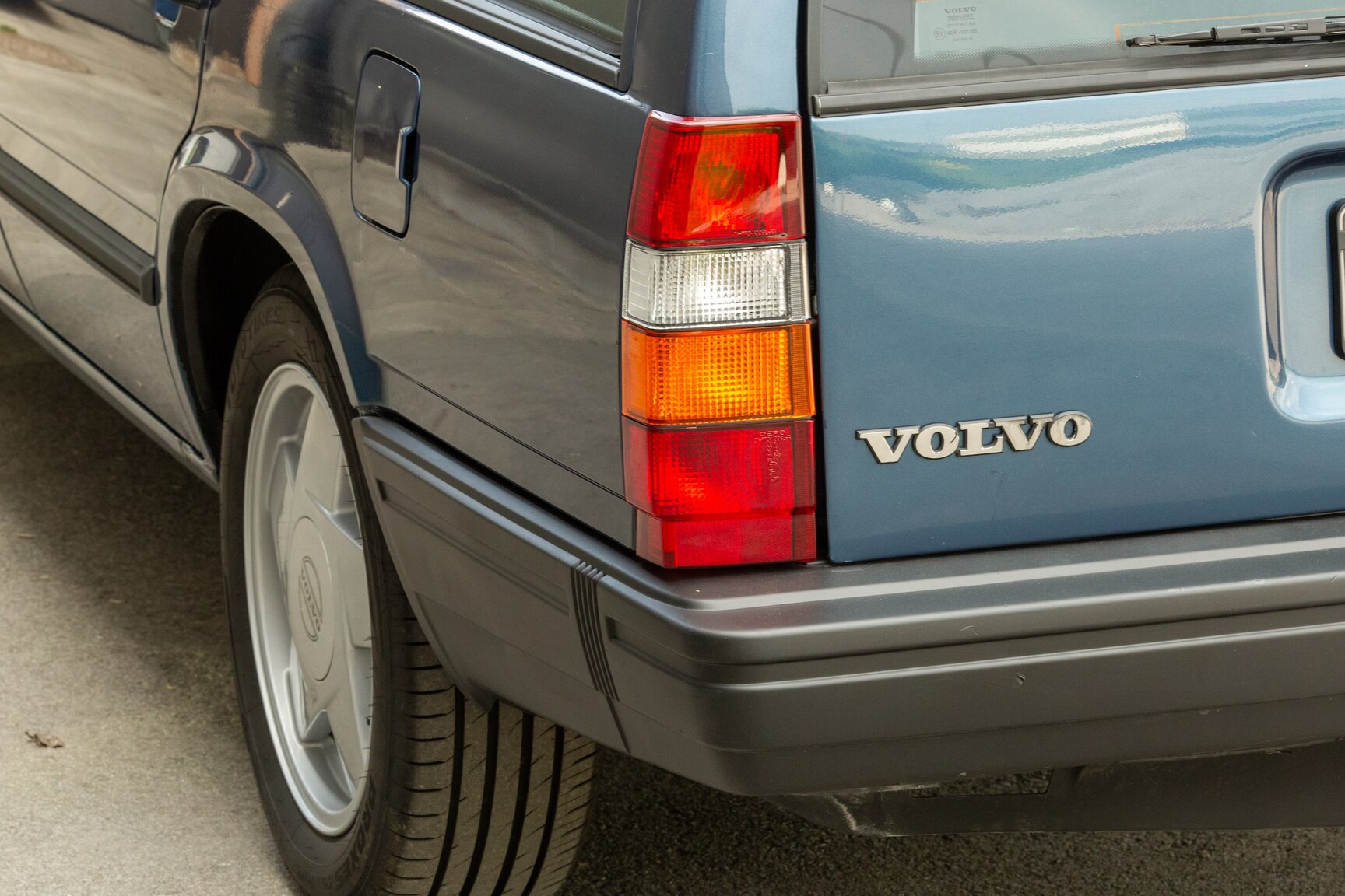 Exterior image of 1990 Volvo 745 Turbo (14)
