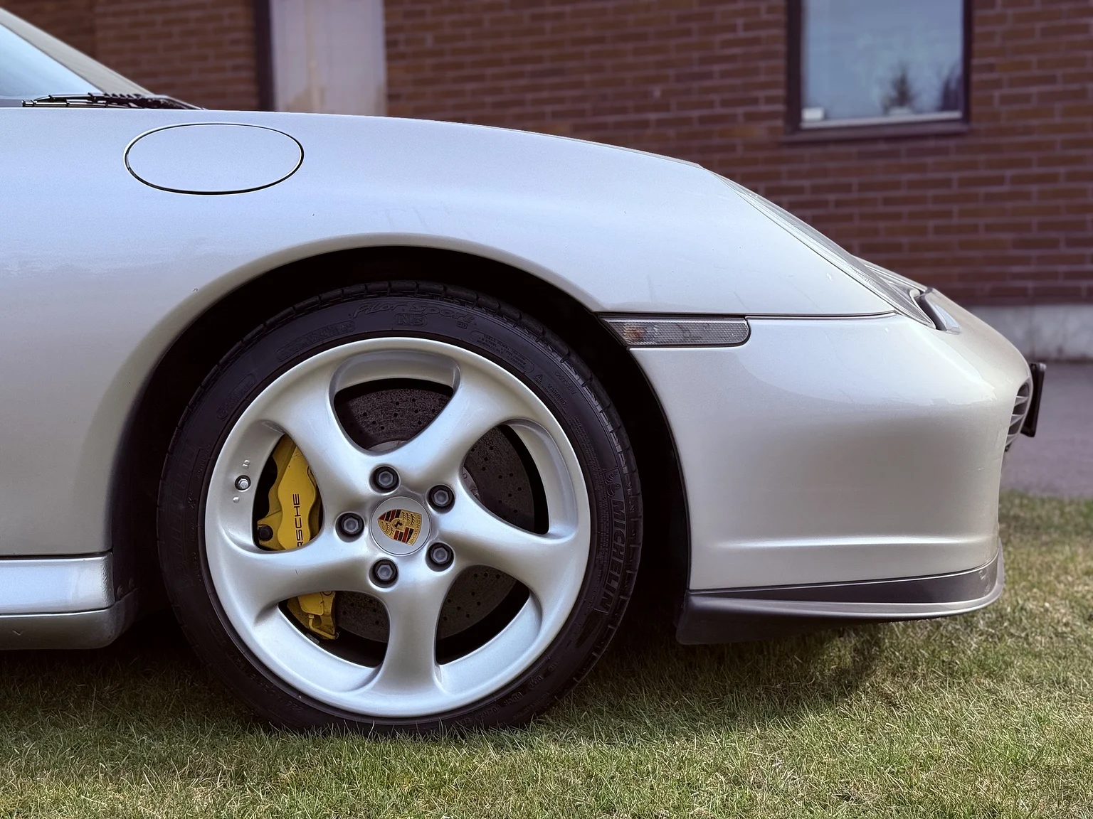 Exterior image of 2005 Porsche 996 Turbo S (16)