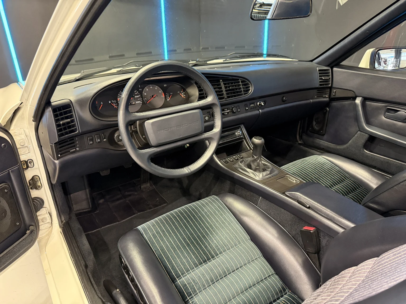 Interior image of 1989 Porsche 944 2.7 (1)