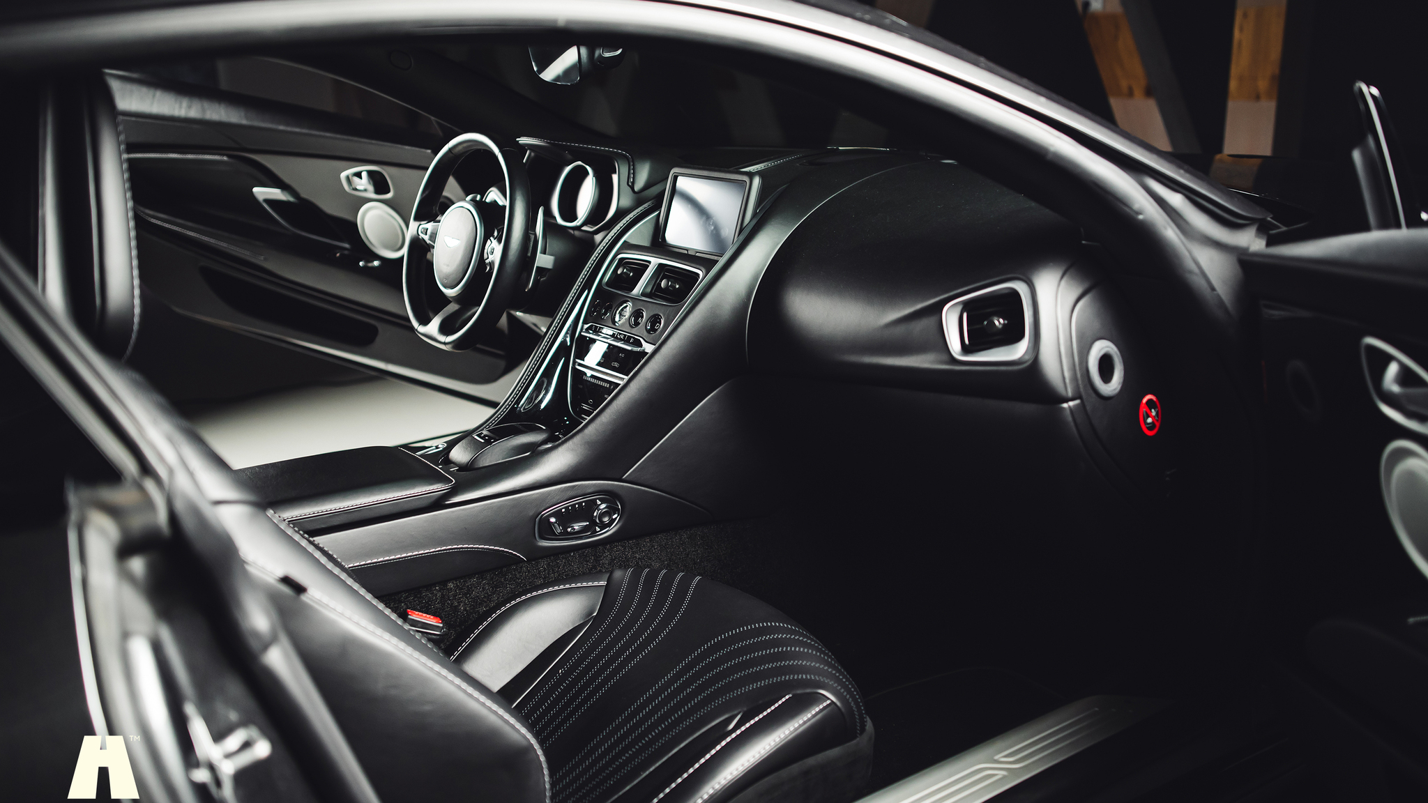 Innenraumfoto von 2019 Aston Martin DB11 AMR (2)