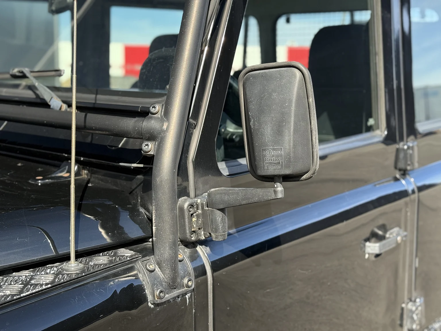 Exteriörbild på 2000 Land Rover Defender 110 Tomb Raider (62)