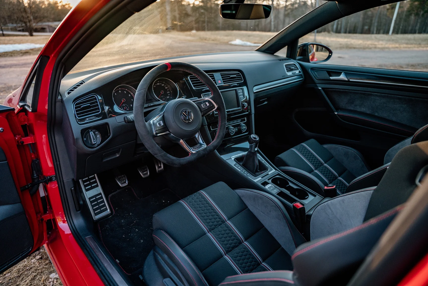 Interior image of 2016 Volkswagen Golf GTi Clubsport S - no. 291/400 (3)
