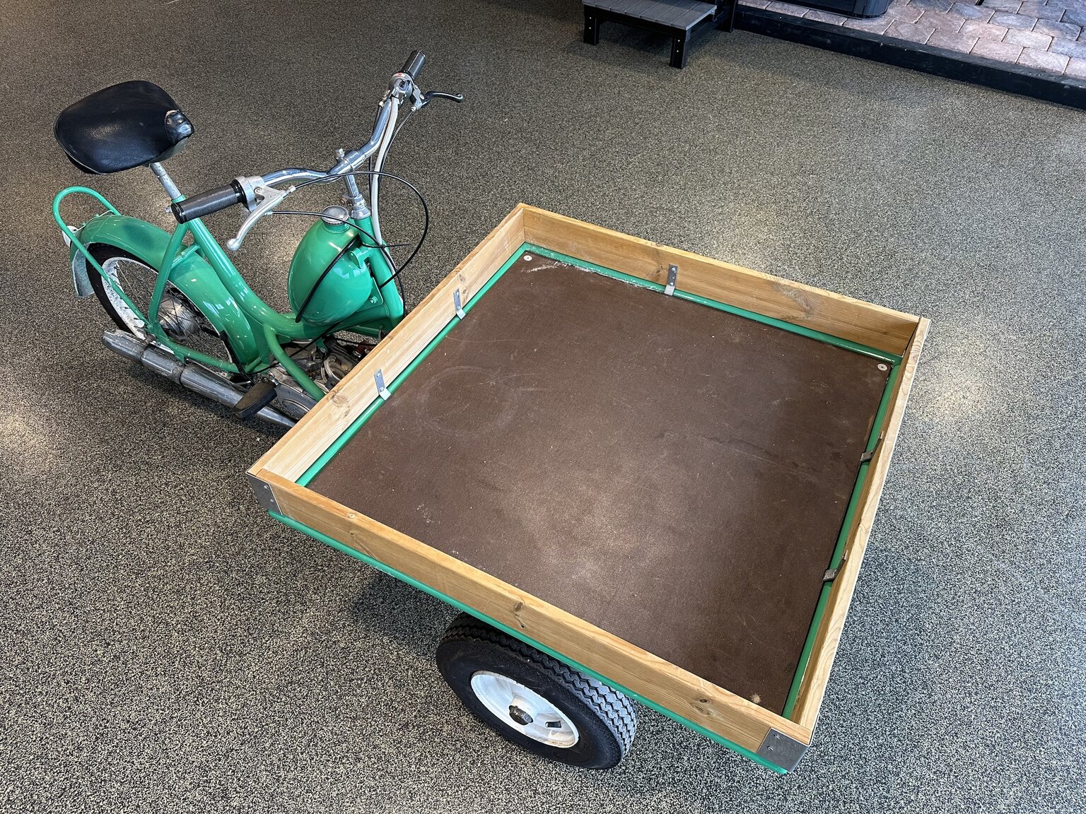 Exterior image of 1970 Cresent 1189 flakmoped