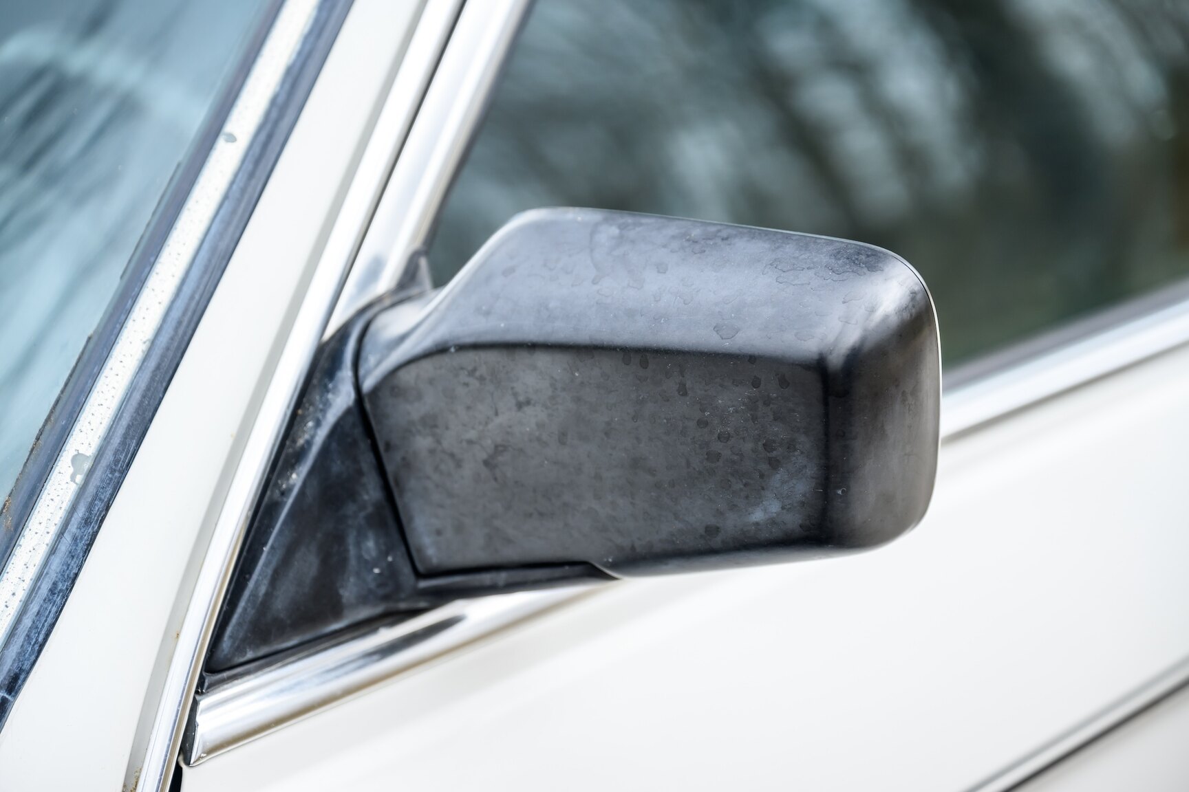 Exterior image of 1986 BMW 520i