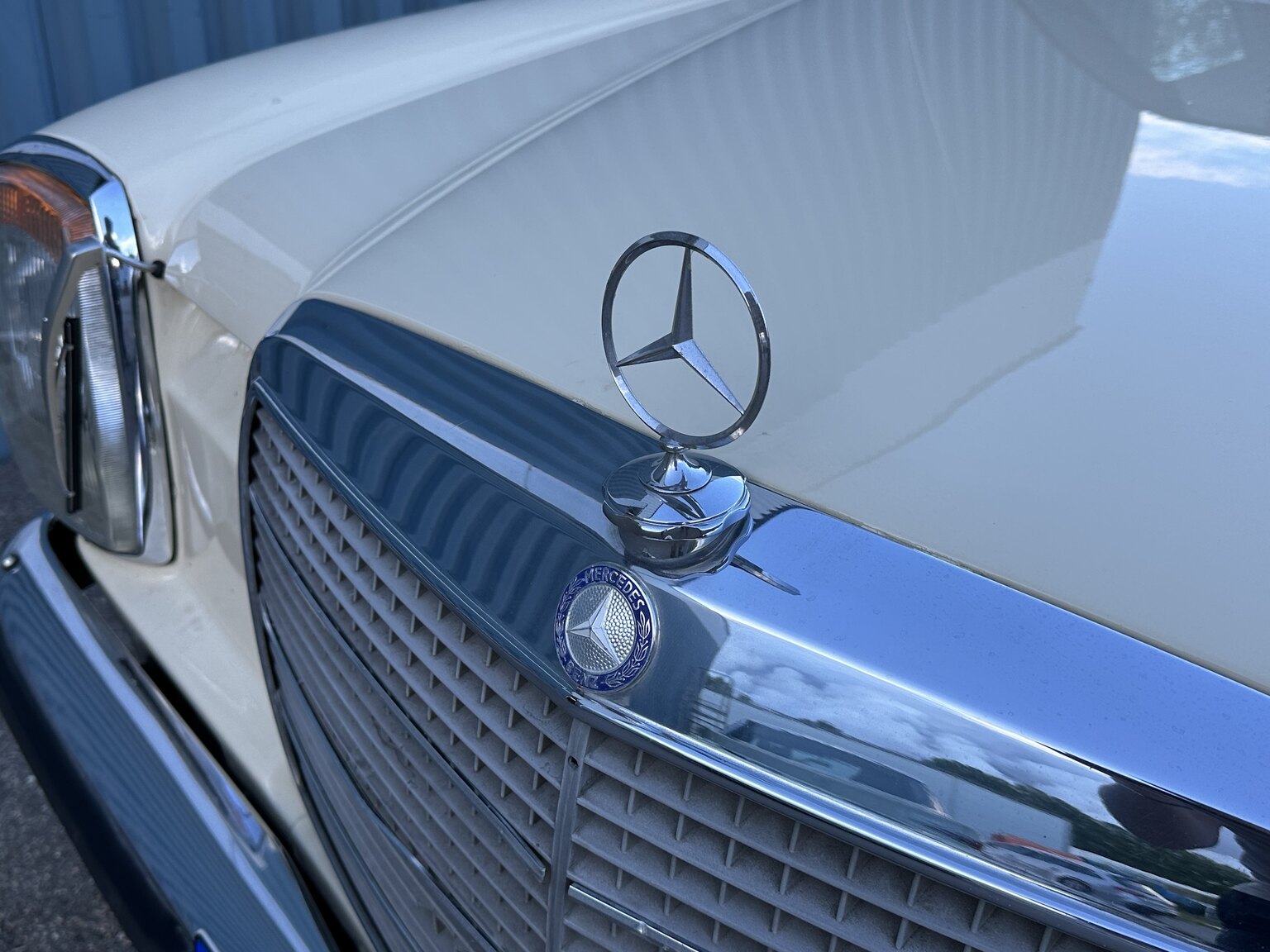 Exteriörbild på 1974 Mercedes Benz 230.6