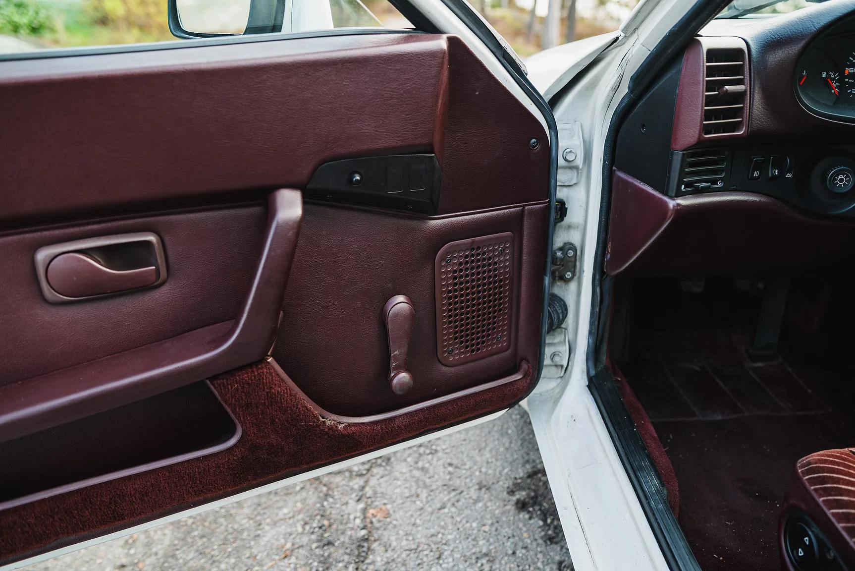 Interior image of 1986 Porsche 944R (18)