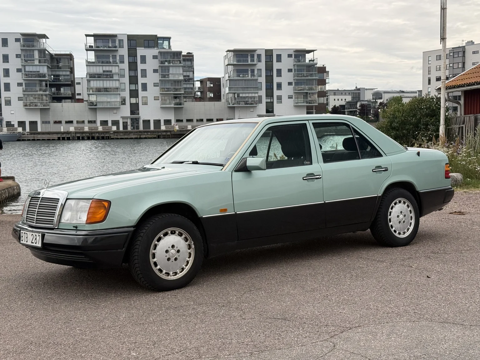 Exterior image of 1991 Mercedes-Benz 300 E 4MATIC (13)