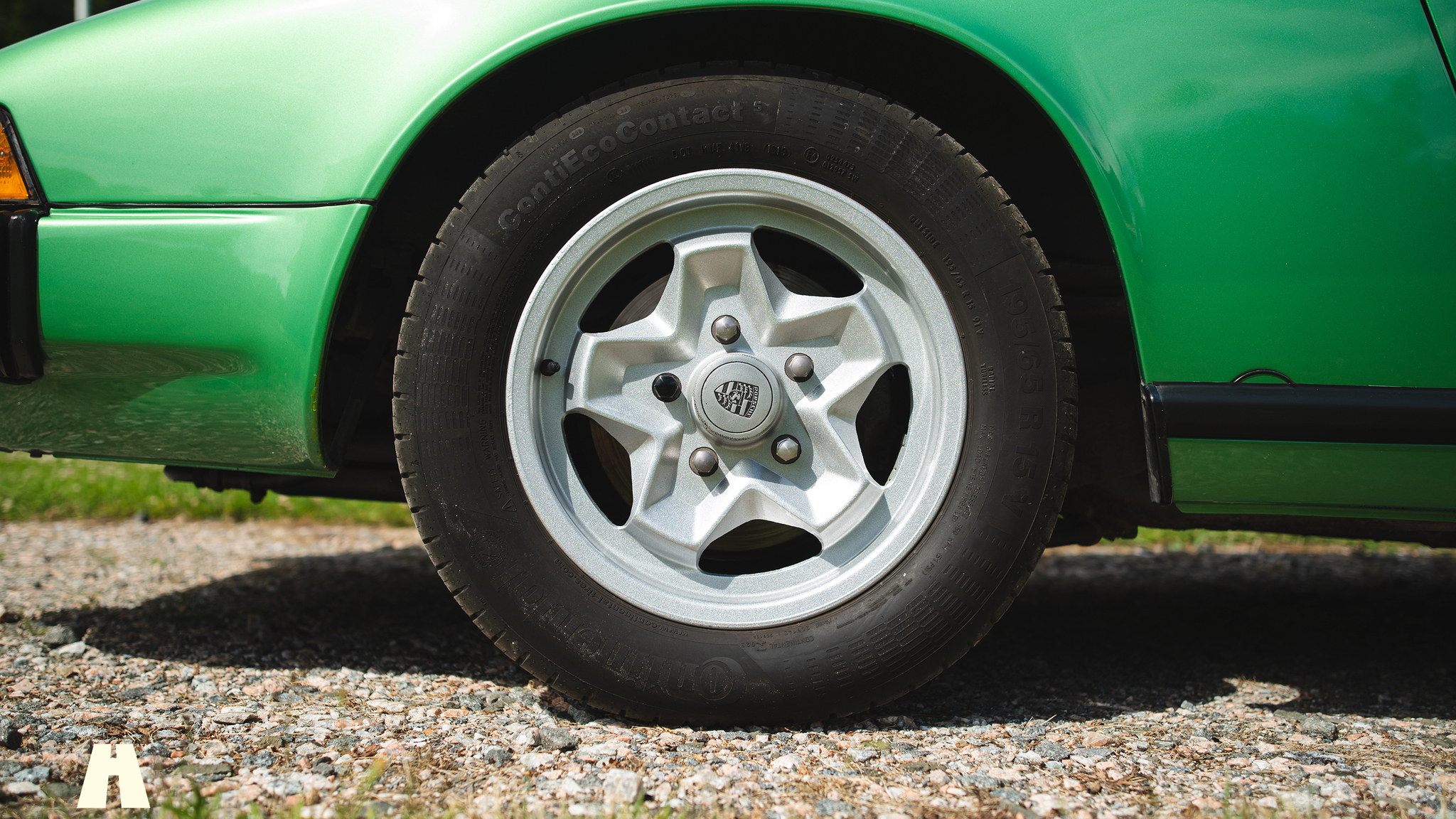 Exterior image of 1976 Porsche 911 Targa