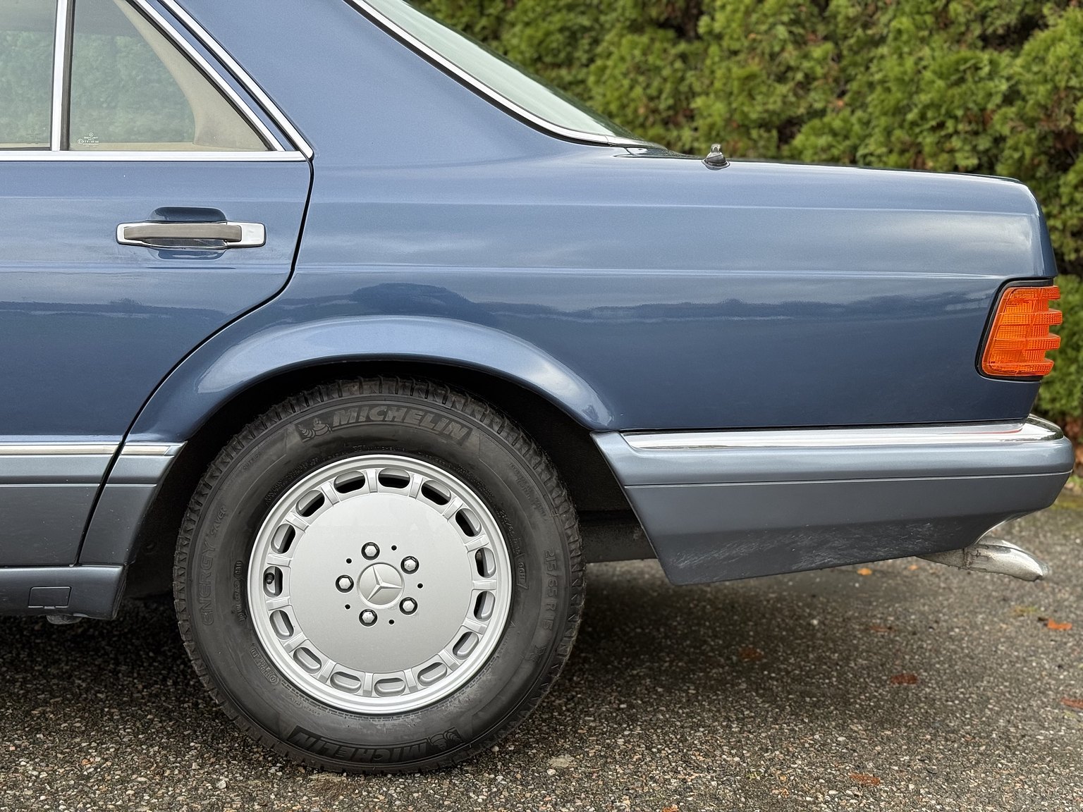 Exterior image of 1987 Mercedes-Benz 300 SE