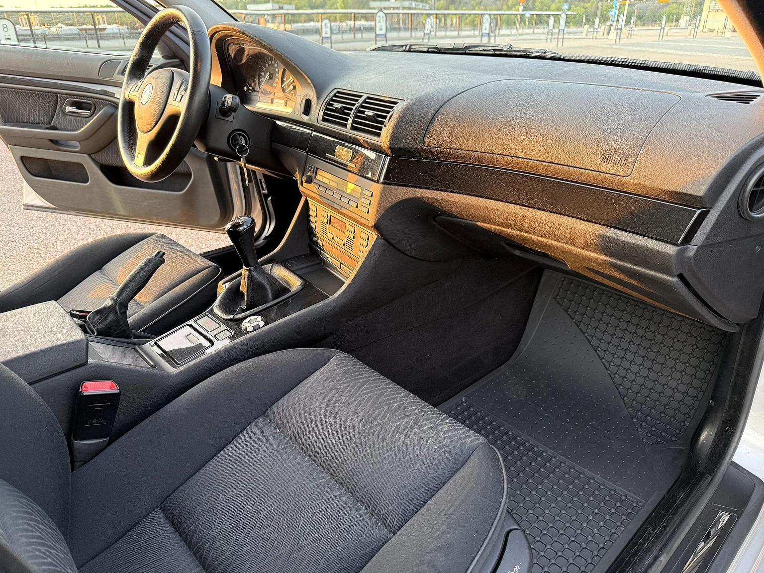 Interior image of 2002 BMW 520i (22)