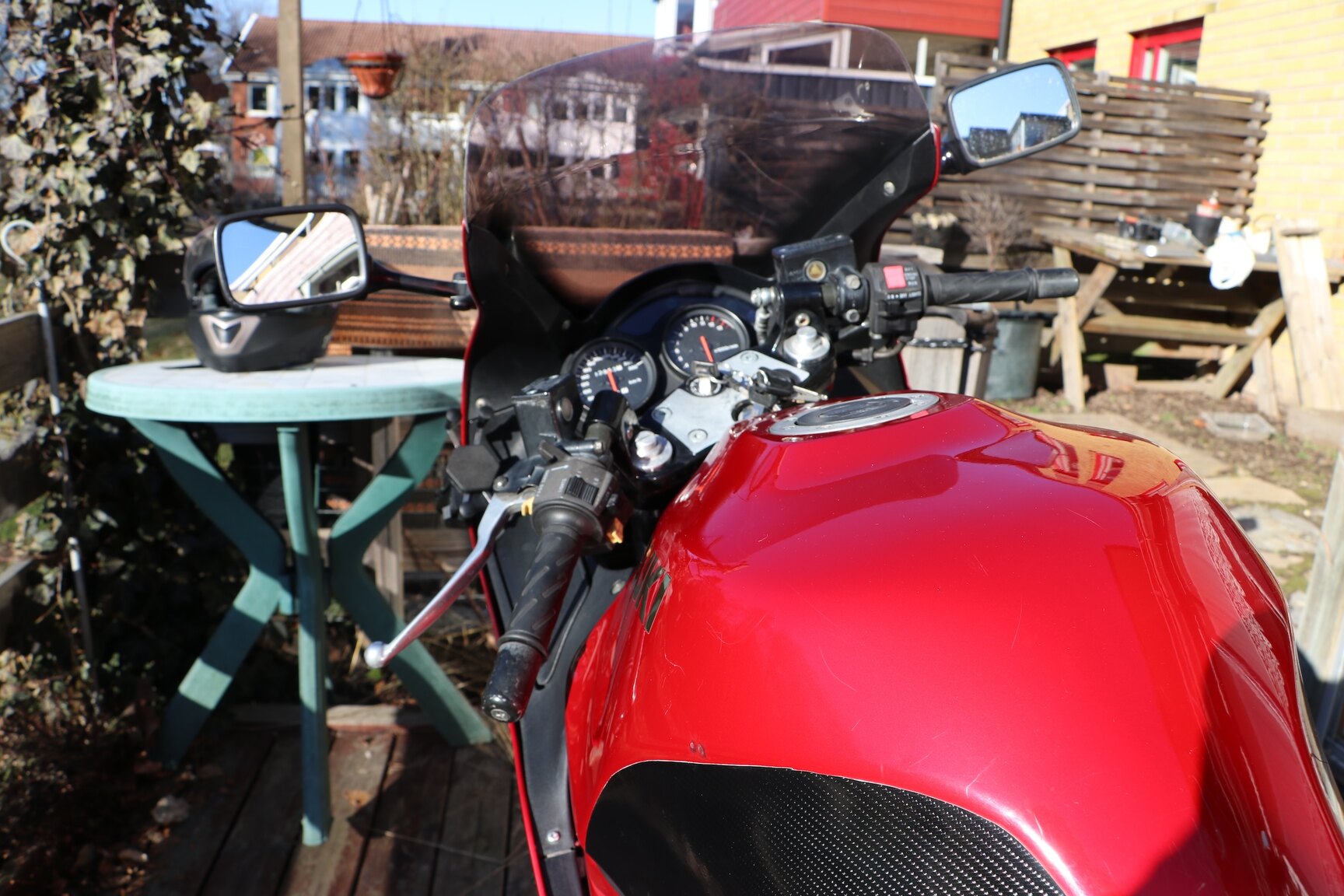 Exterior image of 1995 SUZUKI RF 900R